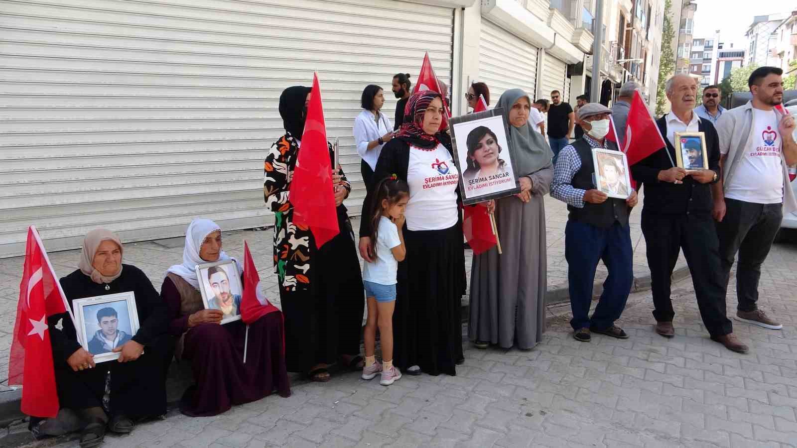 Evlat nöbetindeki Nazlı Sancar, “Yaz kış bu mücadelemiz devam edecek”