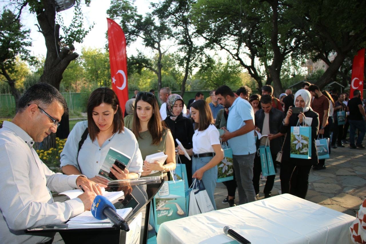 ‘Bir Sahil Şehri Edremit’ isimli kitap çıktı