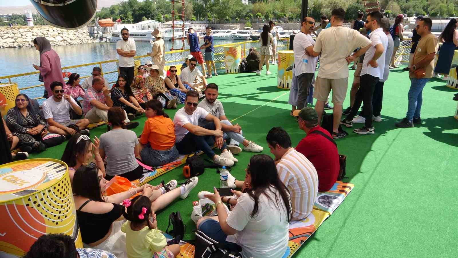 Van’ın ilk ve tek eğlence gemisi Calypso Van Gölü sularına indi