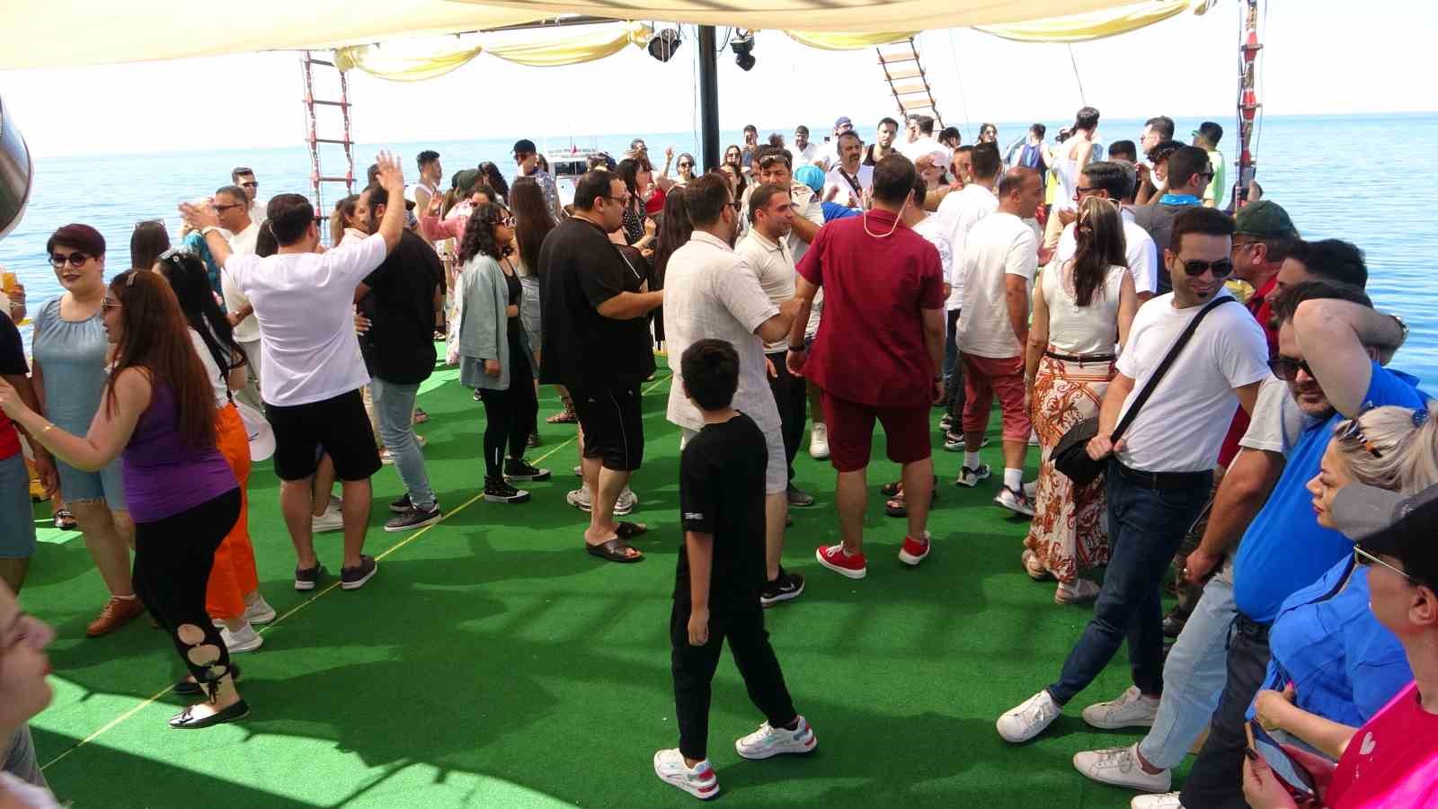 Van’ın ilk ve tek eğlence gemisi Calypso Van Gölü sularına indi