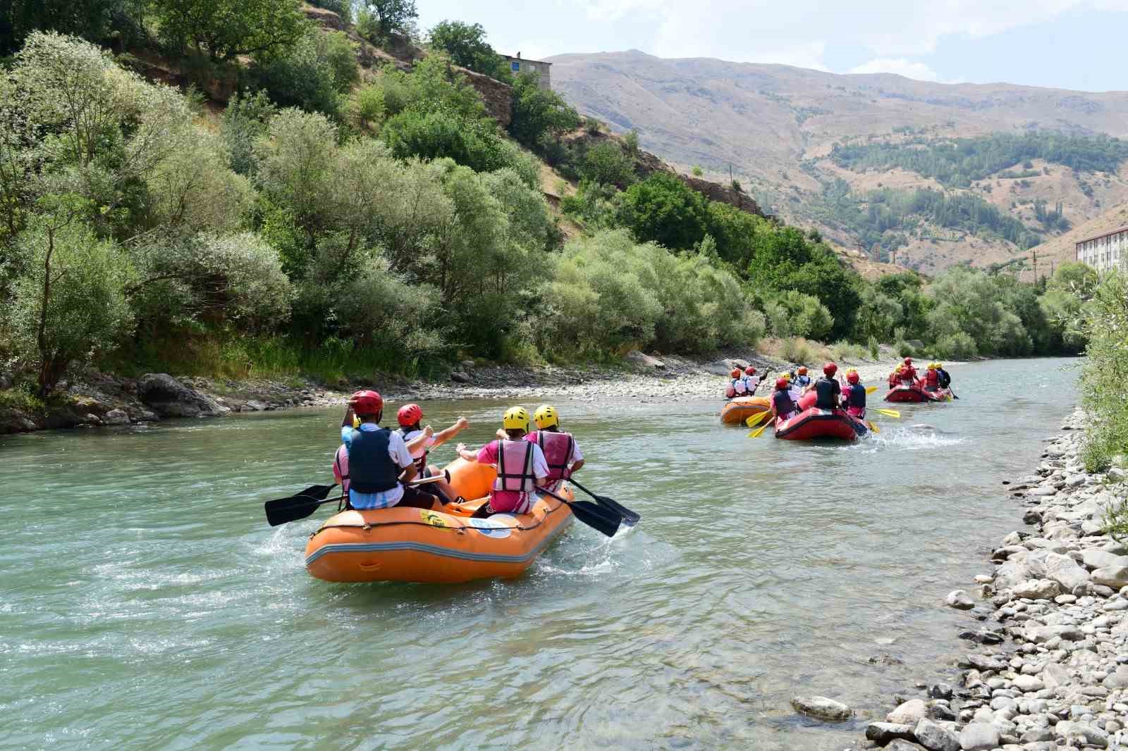 Daire Başkanı Biçek, kadın sporcularla bir araya geldi