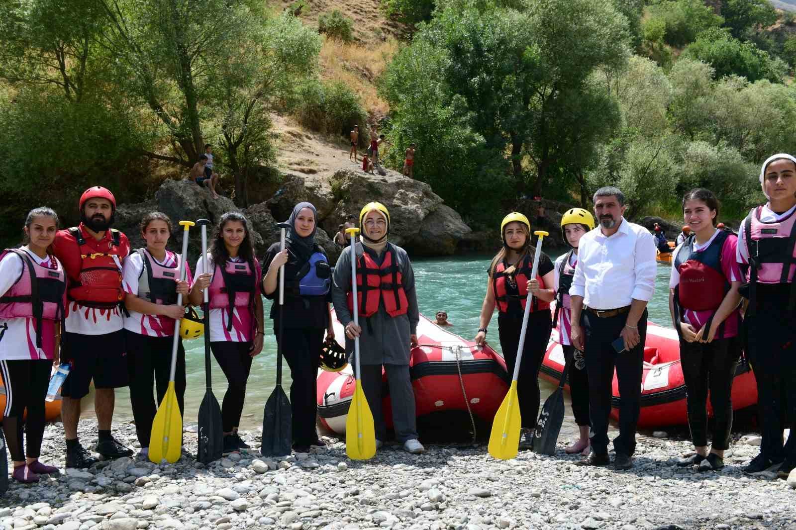 Daire Başkanı Biçek, kadın sporcularla bir araya geldi
