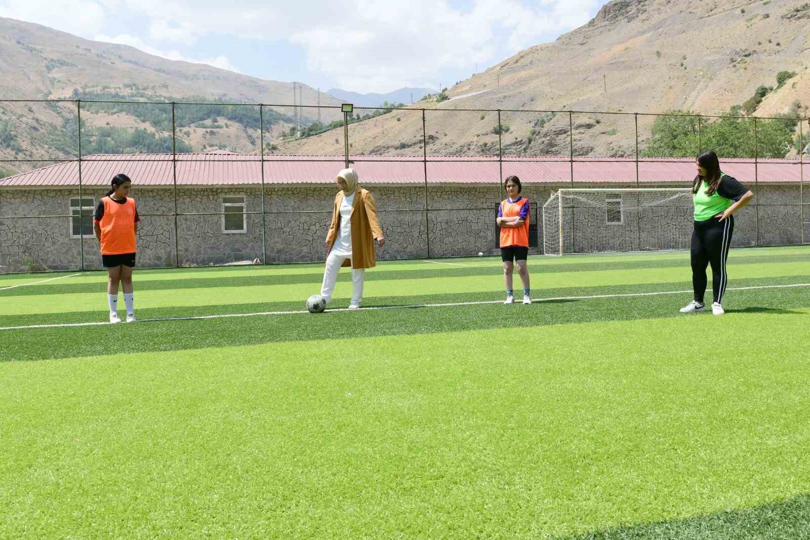 Daire Başkanı Biçek, kadın sporcularla bir araya geldi