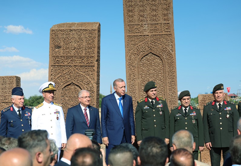 Cumhurbaşkanı Erdoğan, Ahlat Selçuklu Mezarlığı’nı ziyaret etti