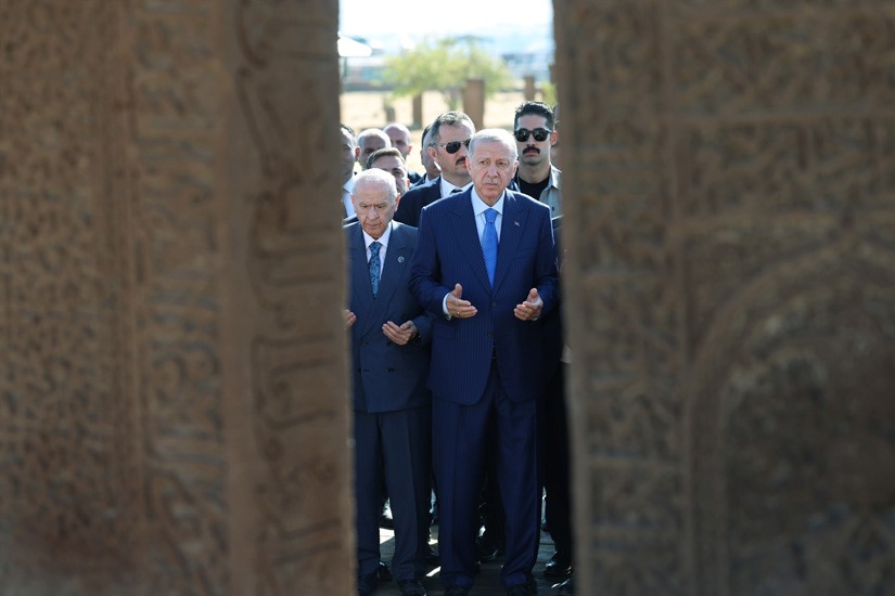 Cumhurbaşkanı Erdoğan, Ahlat Selçuklu Mezarlığı’nı ziyaret etti