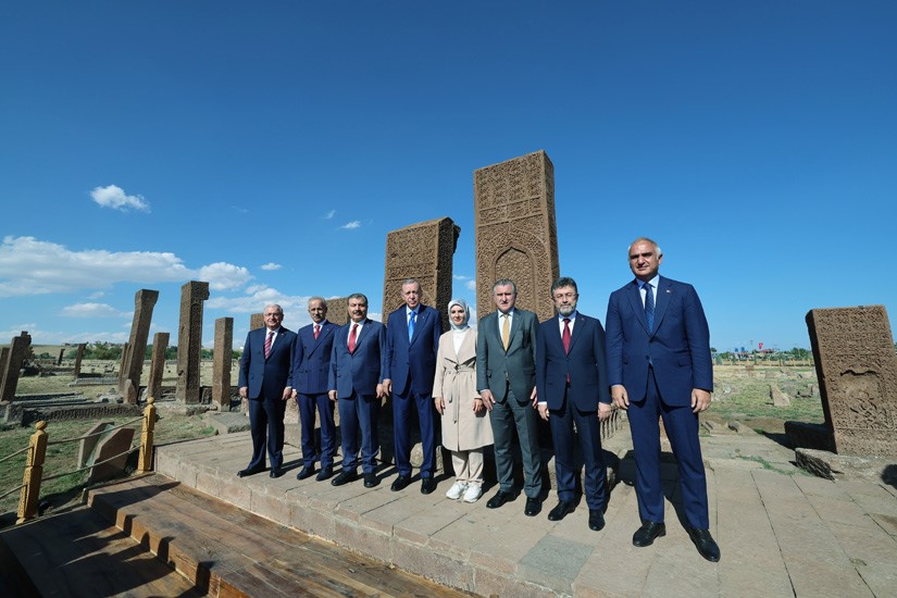 Cumhurbaşkanı Erdoğan, Ahlat Selçuklu Mezarlığı’nı ziyaret etti