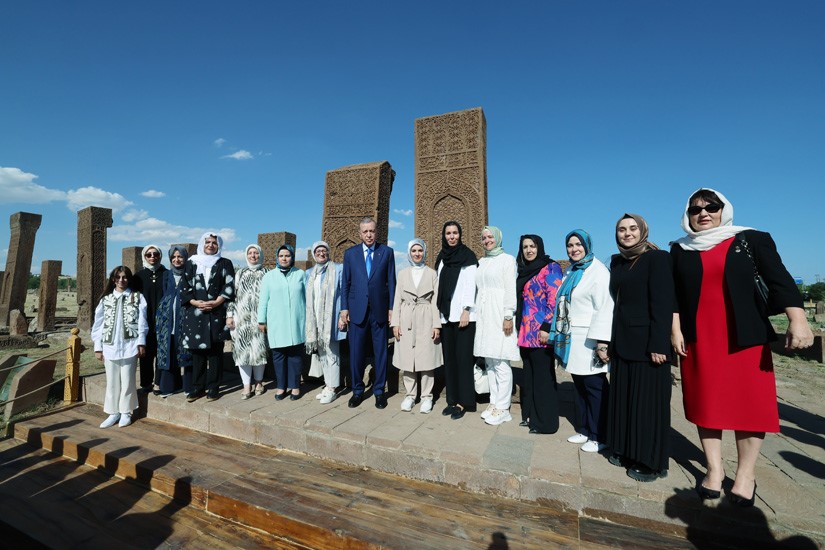 Cumhurbaşkanı Erdoğan, Ahlat Selçuklu Mezarlığı’nı ziyaret etti