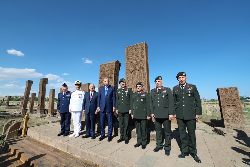 Cumhurbaşkanı Erdoğan, Ahlat Selçuklu Mezarlığı’nı ziyaret etti