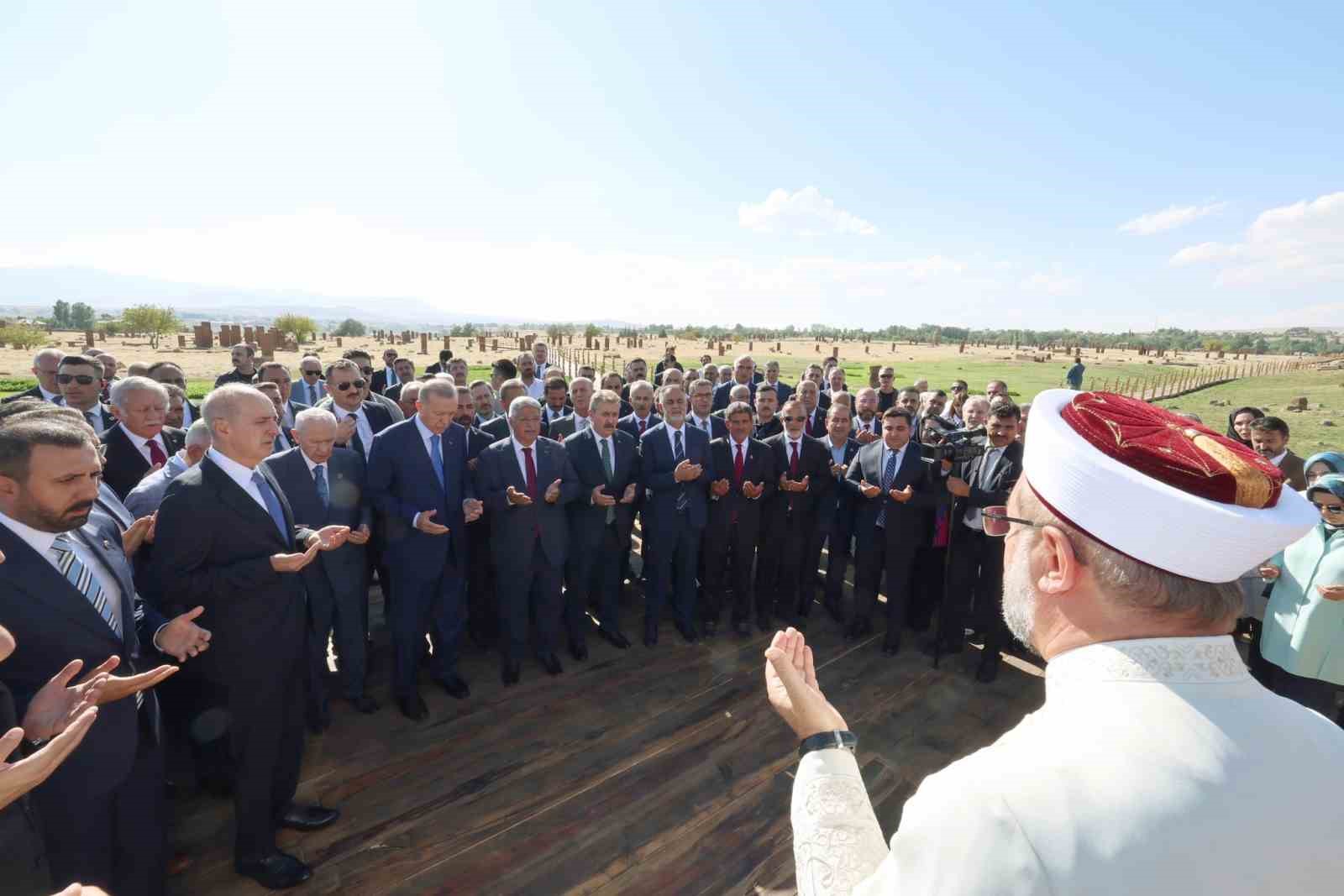 Cumhurbaşkanı Erdoğan, Ahlat Selçuklu Mezarlığı’nı ziyaret etti