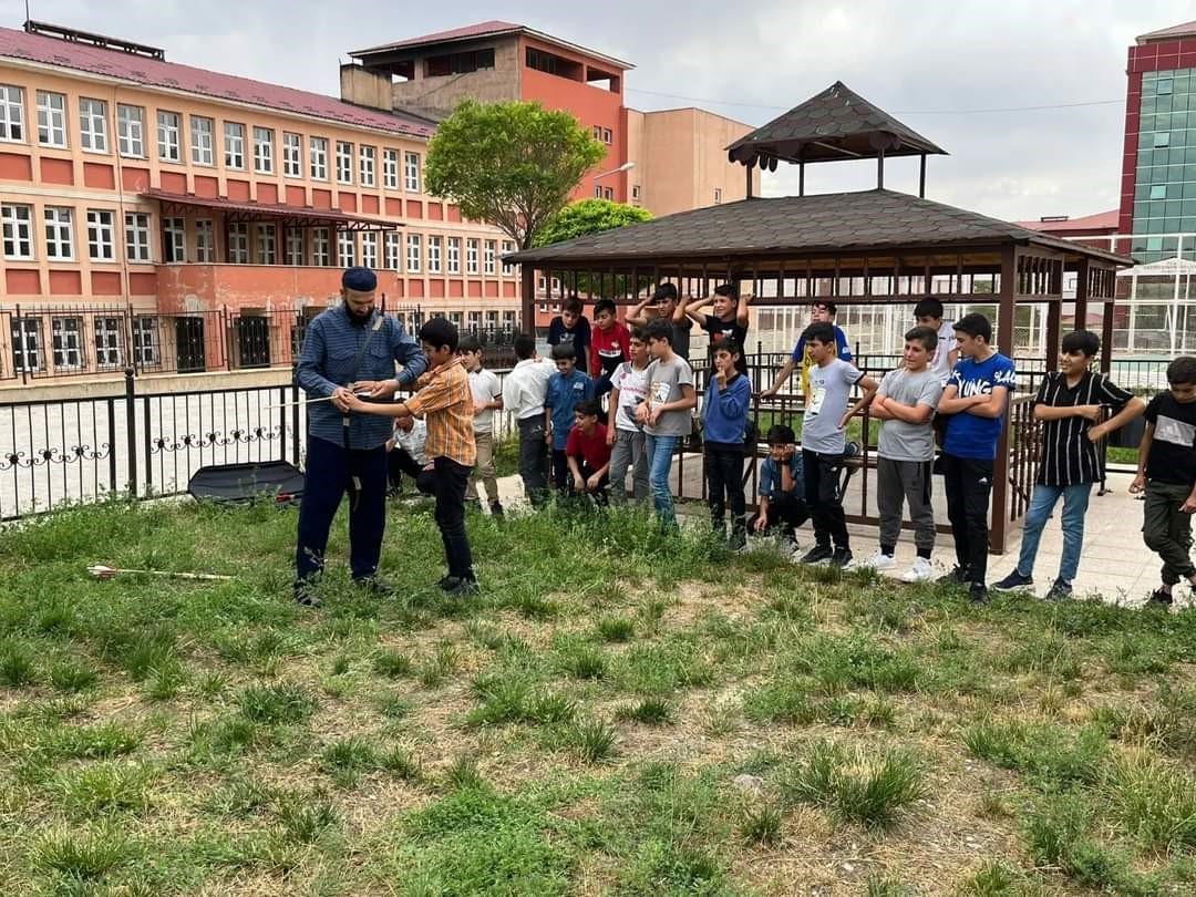 Özalp’ta yaz Kur’an kursu öğrencilerine okçuluk dersi
