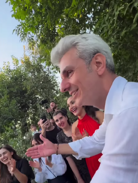 Güldür Güldür Show'un Mesut'u Uğur Bilgin, İrem Uslu ile evlendi! Bilgin'in serenadı düğüne damga vurdu