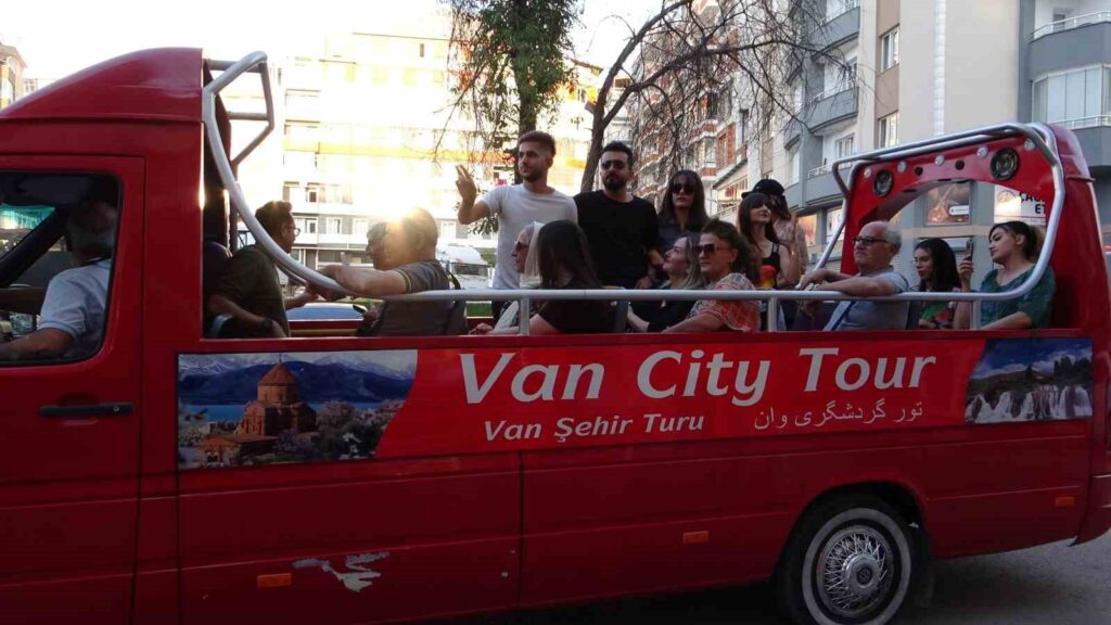 İranlı turistlerden şehir turu