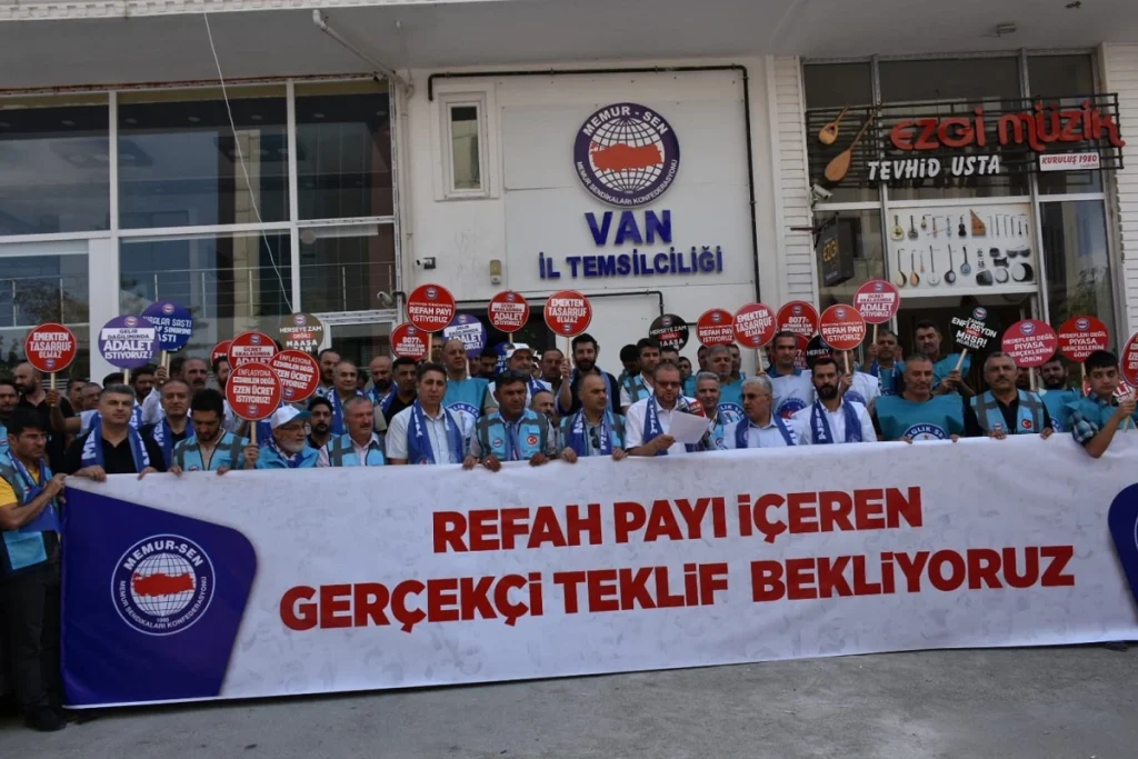 Memur-Sen Van'da eylem yaptı