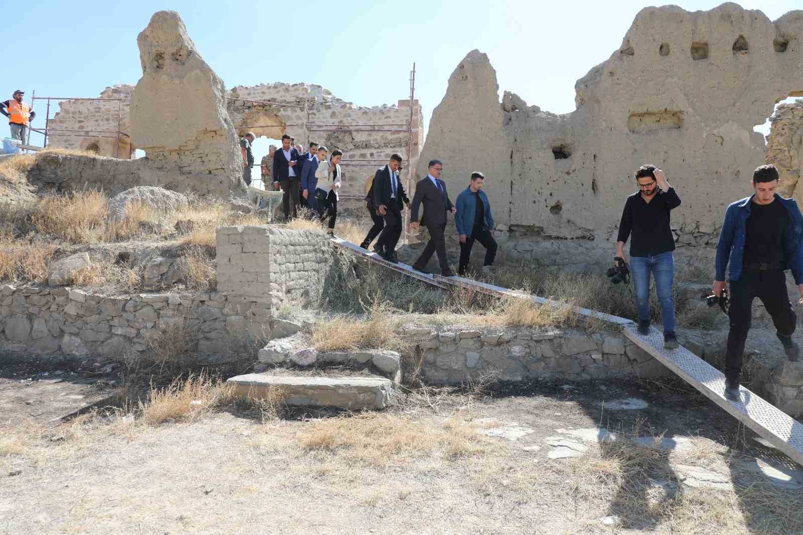 Kartal yuvası görünümlü Hoşap Kalesi turizme açılıyor