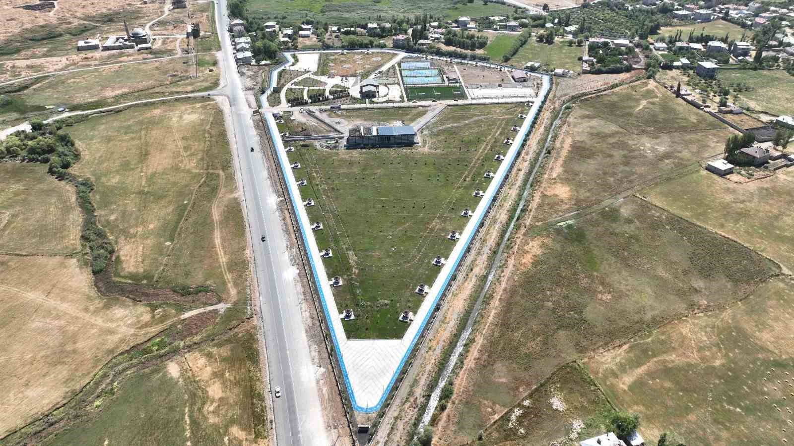 İpekyolu Belediyesinden yeni modern parklar