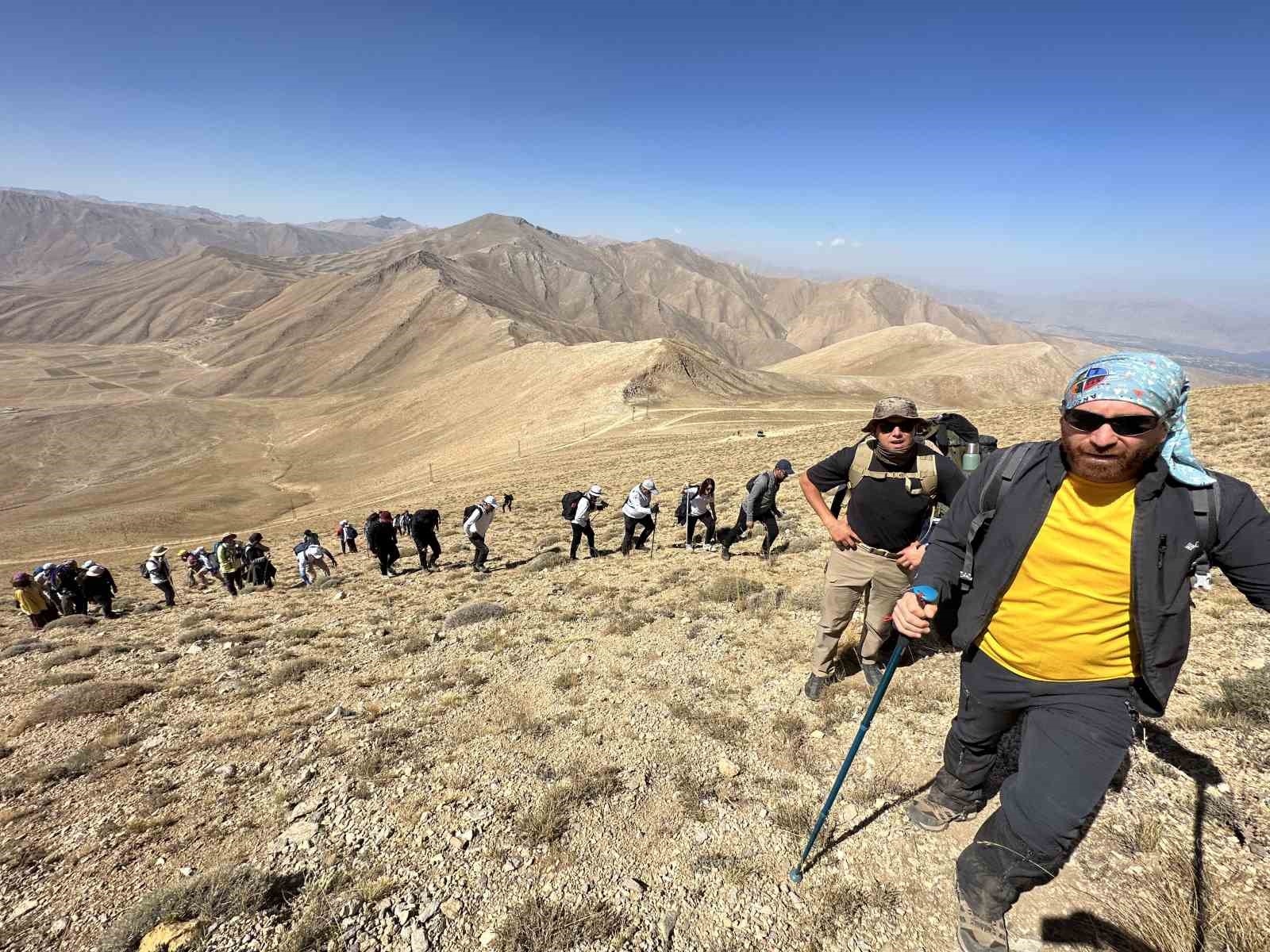 Van Gölü için 3 bin 537 rakımlı Artos Dağı’na tırmanıldı