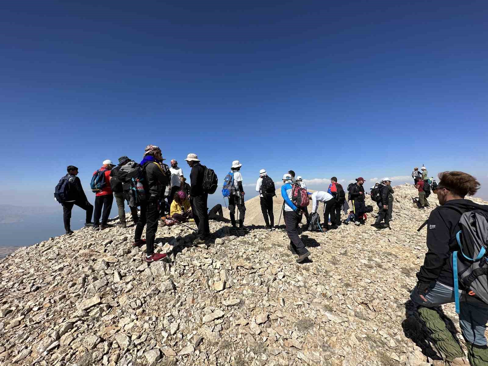 Van Gölü için 3 bin 537 rakımlı Artos Dağı’na tırmanıldı