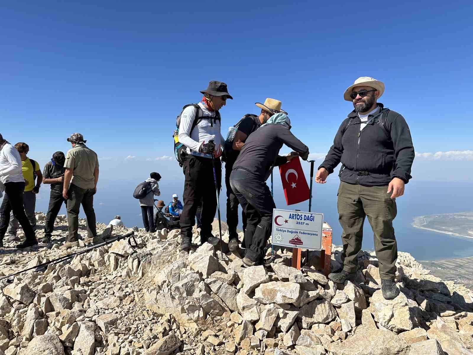 Van Gölü için 3 bin 537 rakımlı Artos Dağı’na tırmanıldı