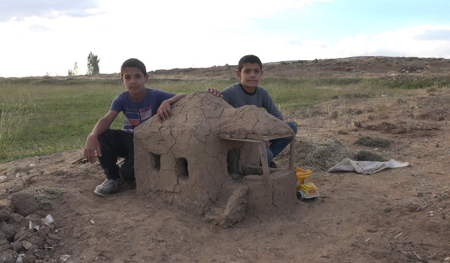 Çamurdan minyatür evler yapan çocuklar