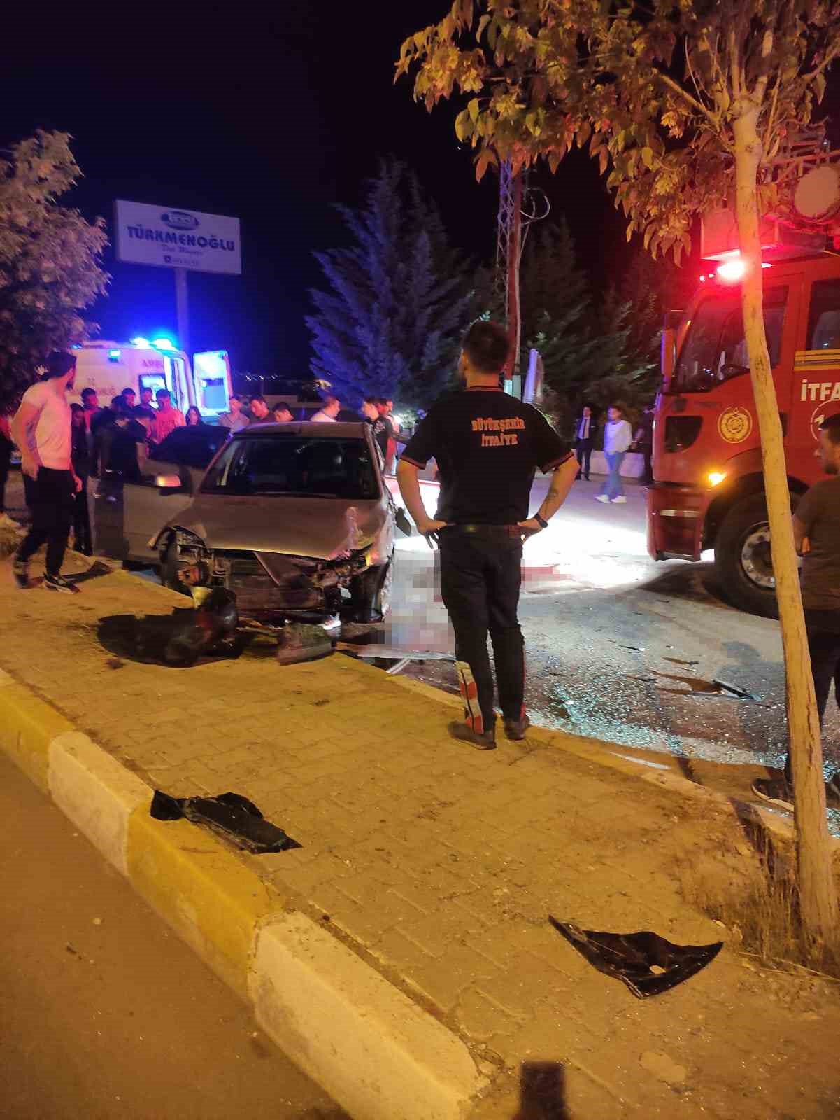 Otomobille kamyonet çarpıştı: 3 yaralı