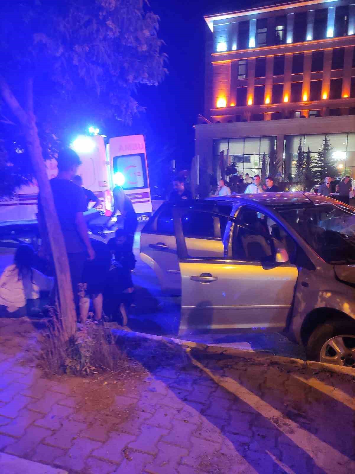 Otomobille kamyonet çarpıştı: 3 yaralı