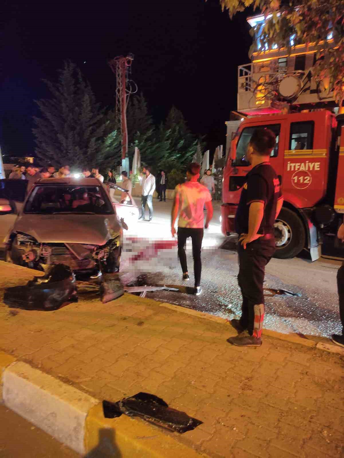 Otomobille kamyonet çarpıştı: 3 yaralı