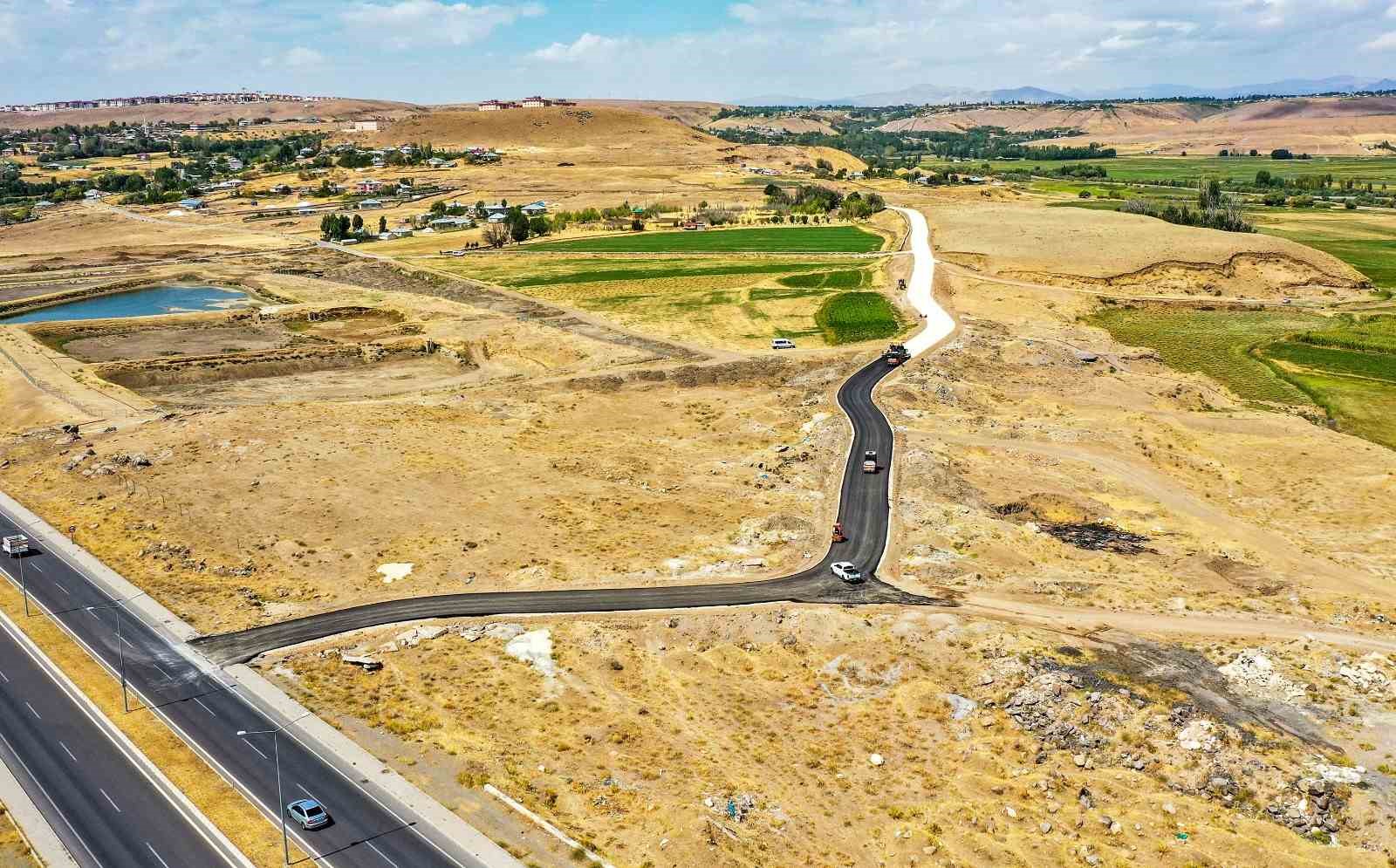 Erciş’te yol asfaltlama çalışması