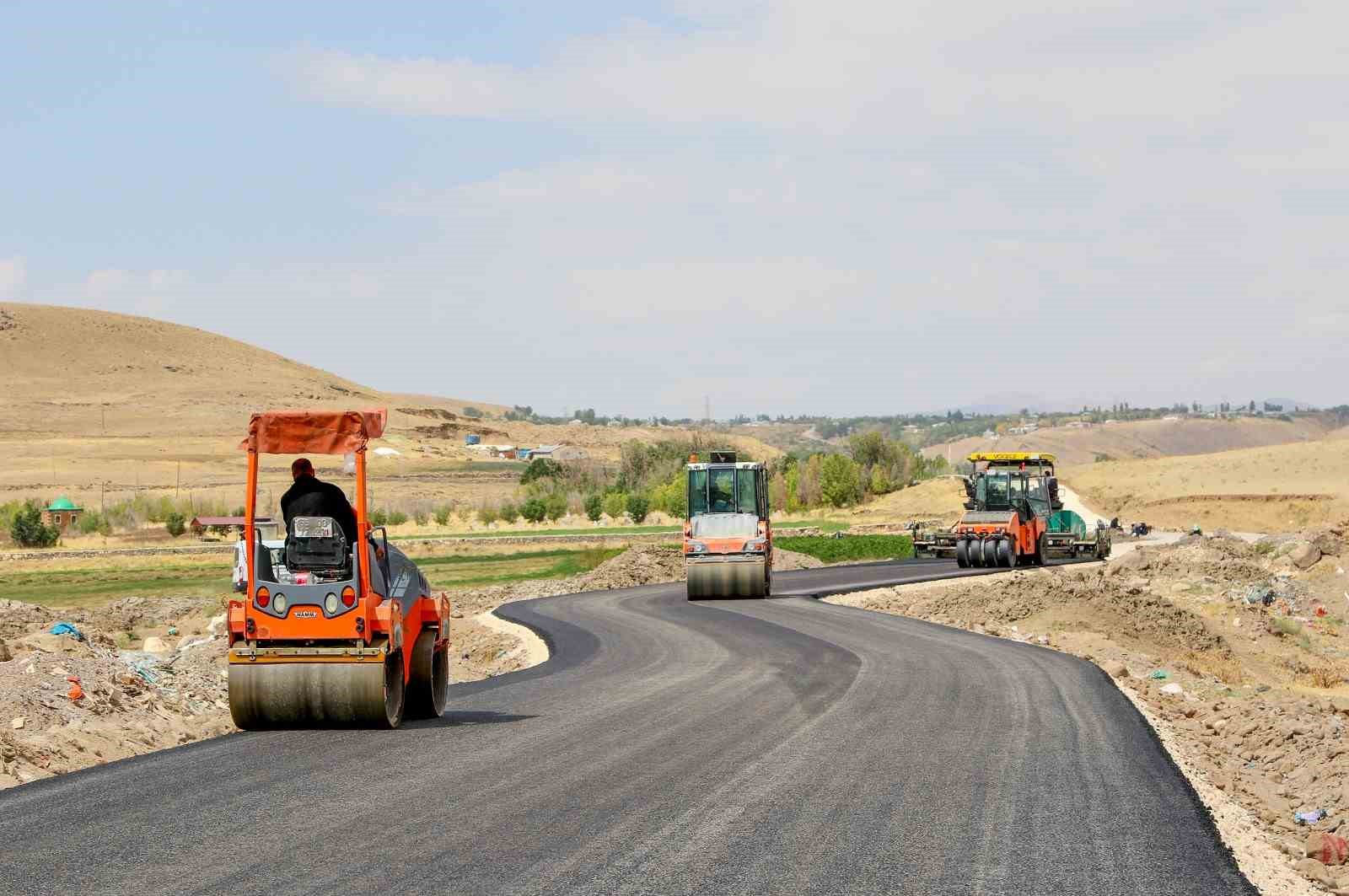 Erciş’te yol asfaltlama çalışması