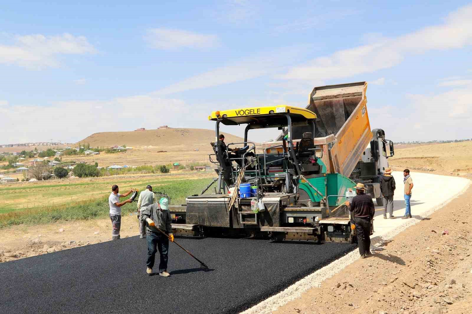 Erciş’te yol asfaltlama çalışması