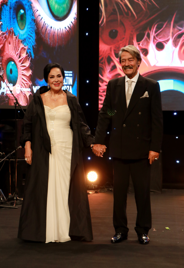 Adana Altın Koza Film Festivali'nde özel ödül alan Türkan Şoray ve Kadir İnanır el ele