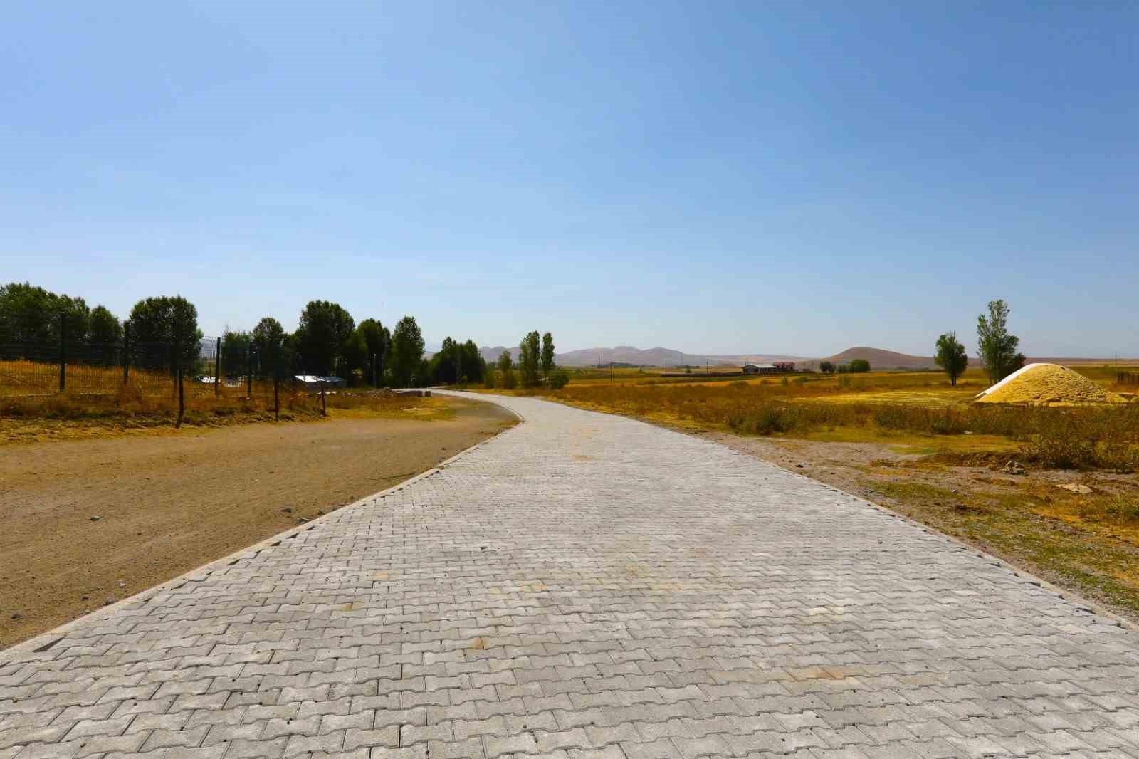 Tuşba’da yol çalışması yapılmayan mahalle kalmadı