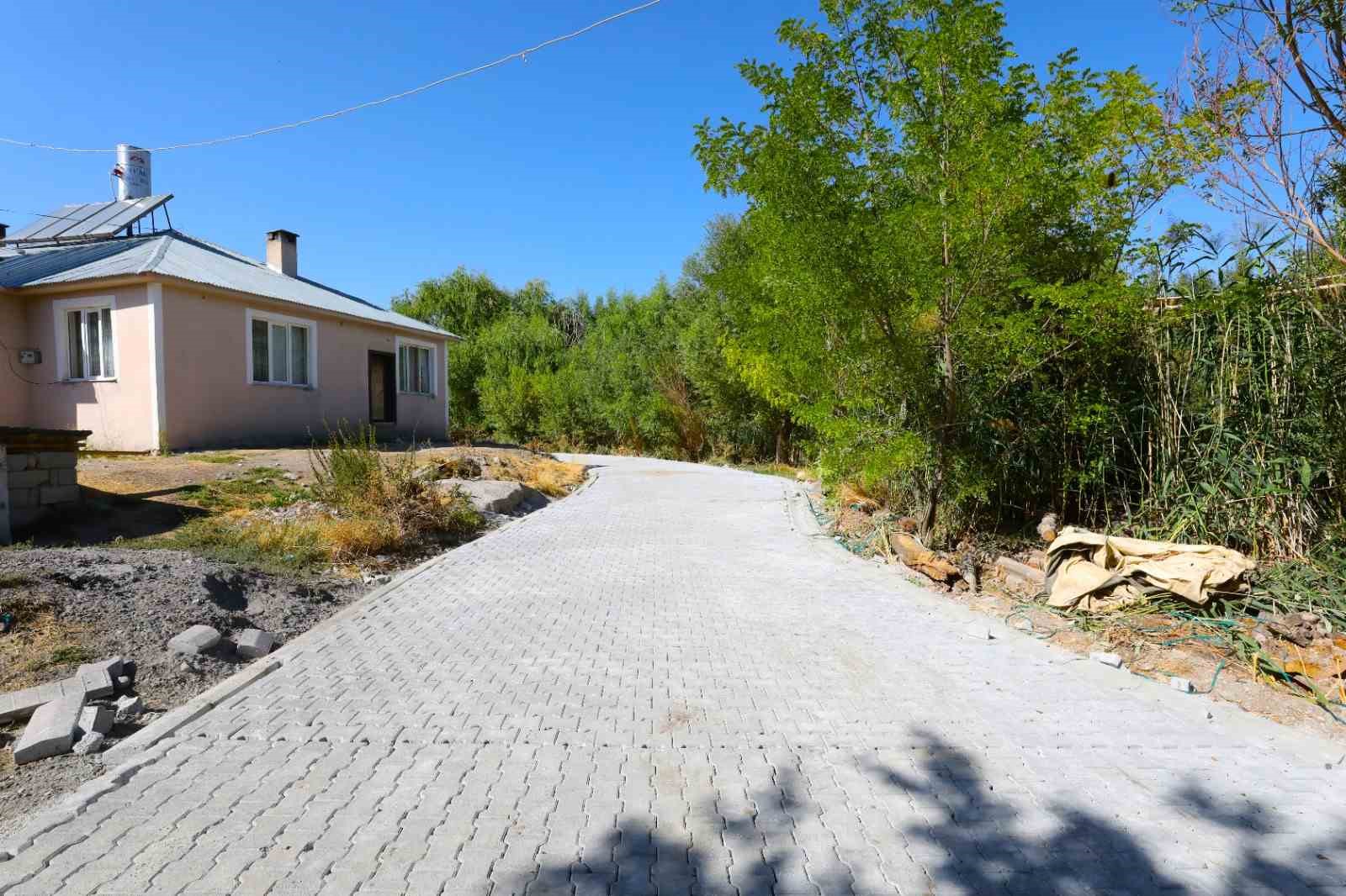 Tuşba’da yol çalışması yapılmayan mahalle kalmadı