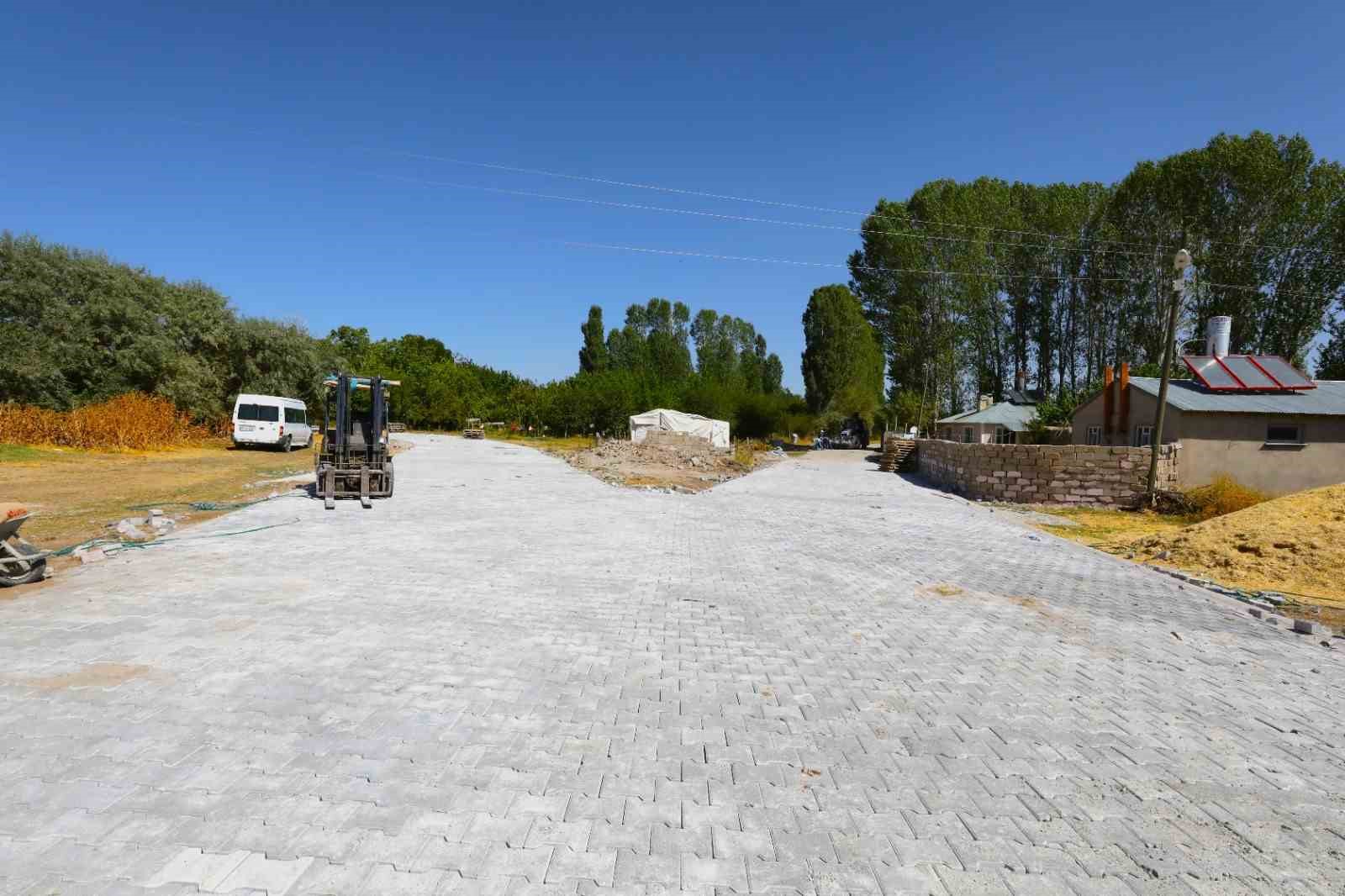 Tuşba’da yol çalışması yapılmayan mahalle kalmadı