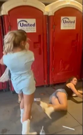 Morgan Wallen konserinde 4 kadın, tuvalet sırası yüzünden tekme tokat kavga etti