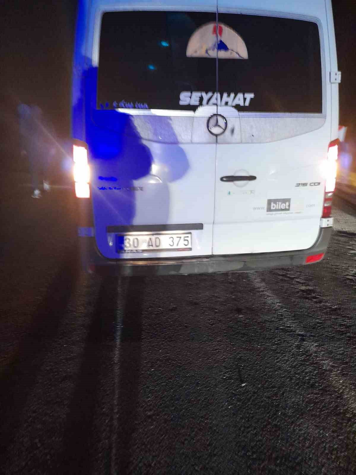 Hakkari-Van kara yolunda trafik kazası: 10 yaralı