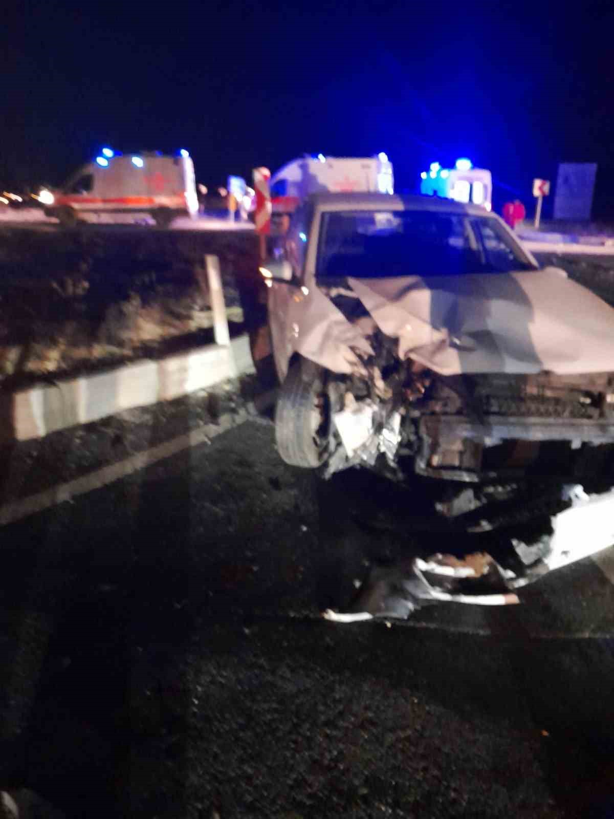 Hakkari-Van kara yolunda trafik kazası: 10 yaralı