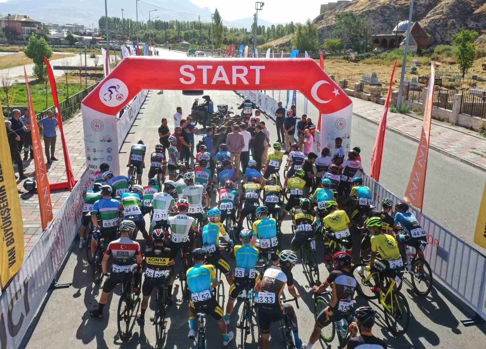 470 kilometrelik uluslararası bisiklet yarışı Van’dan start aldı