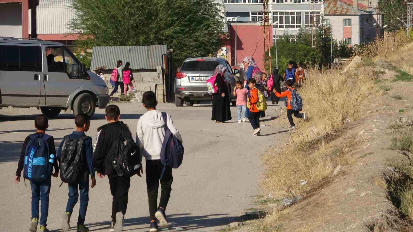 Vanlı öğrenciler mahallelerine okul istiyor