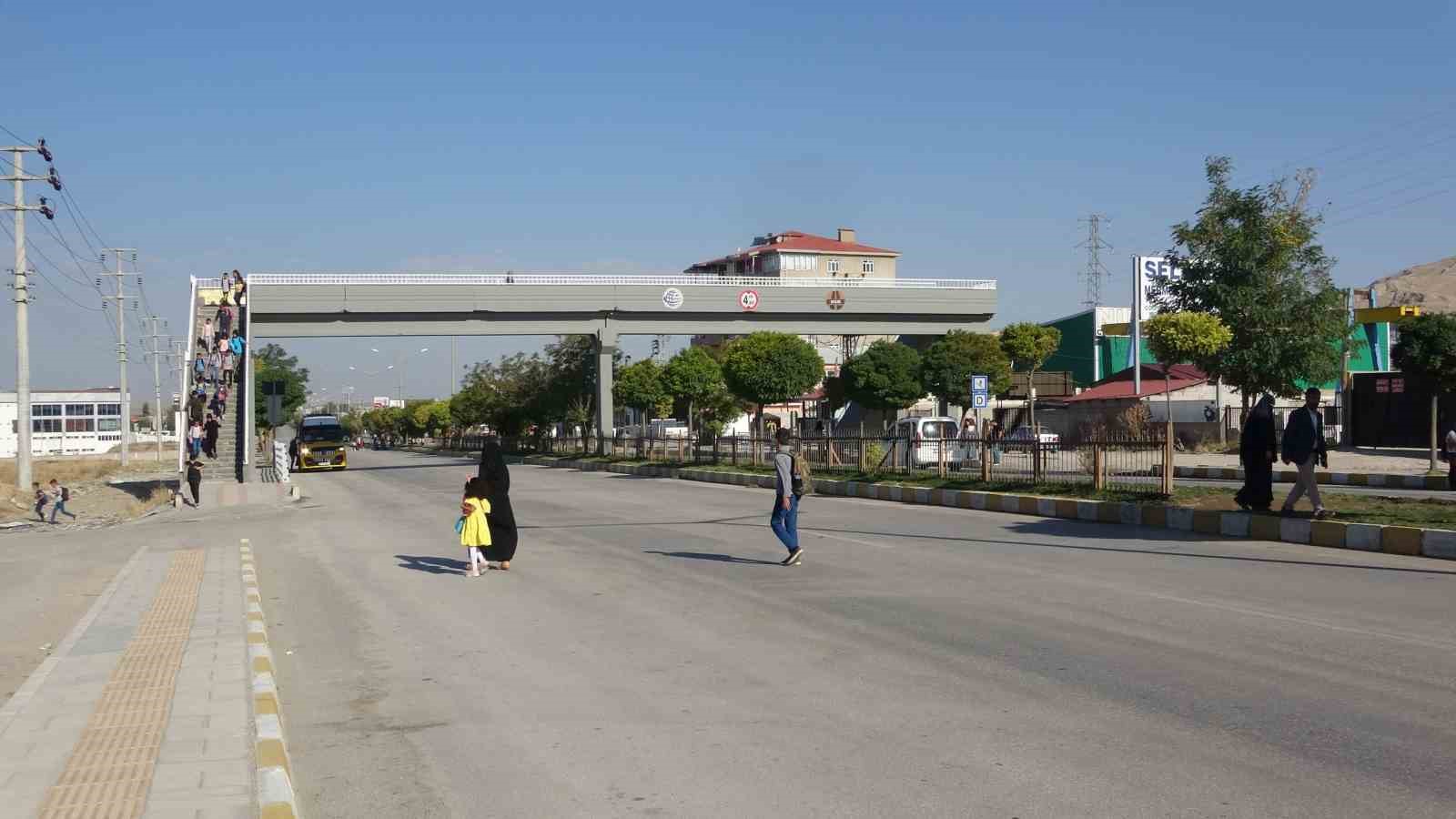 Vanlı öğrenciler mahallelerine okul istiyor