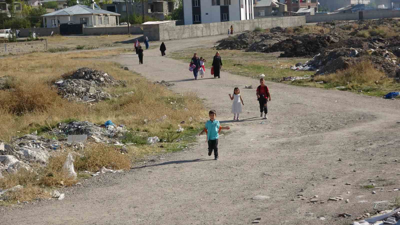 Vanlı öğrenciler mahallelerine okul istiyor