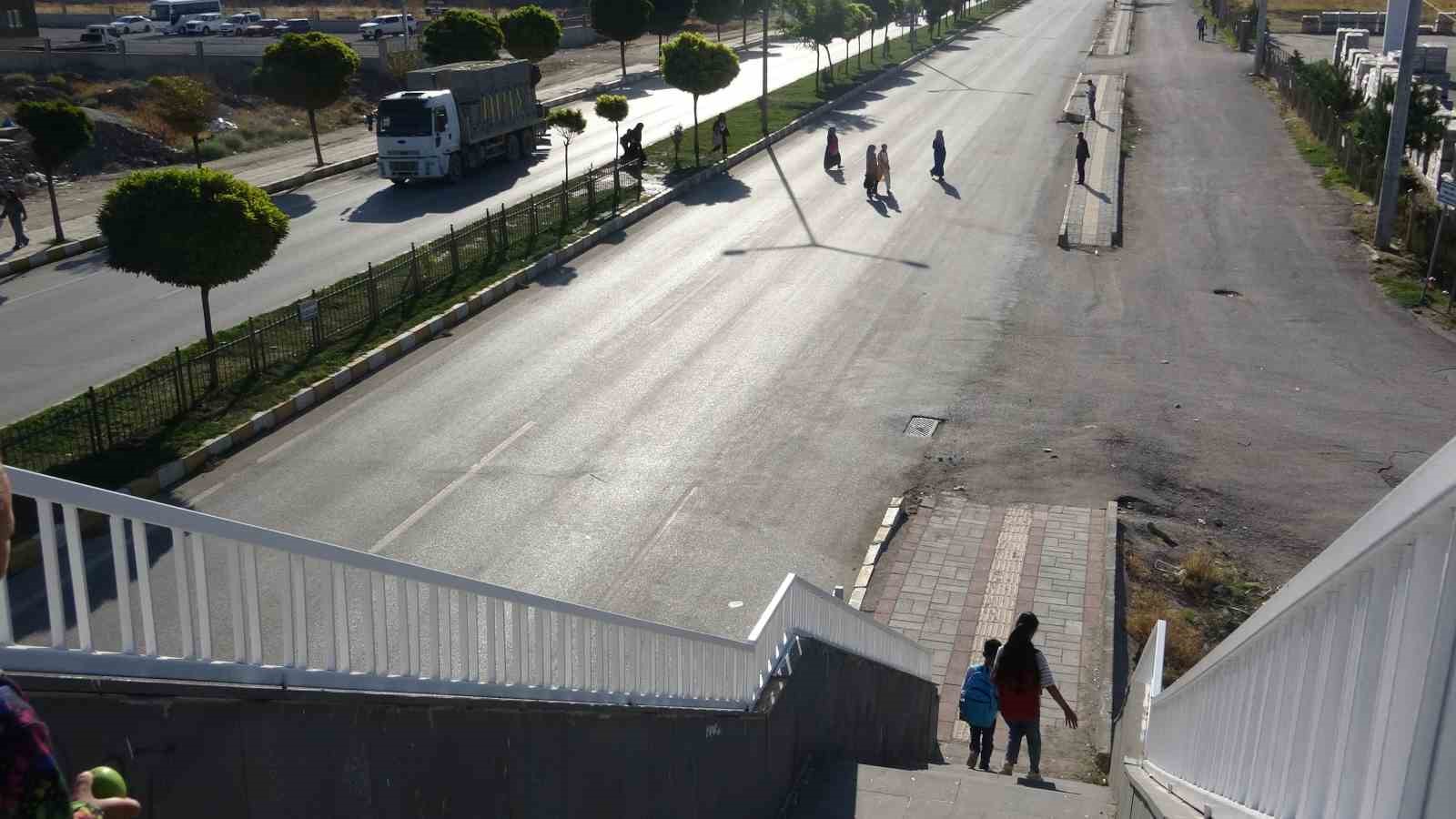 Vanlı öğrenciler mahallelerine okul istiyor