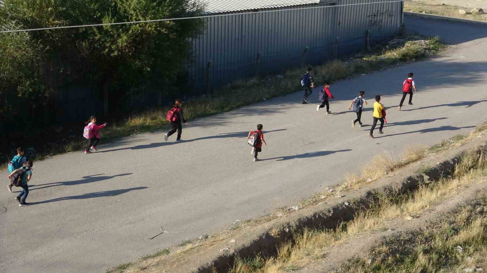 Vanlı öğrenciler mahallelerine okul istiyor