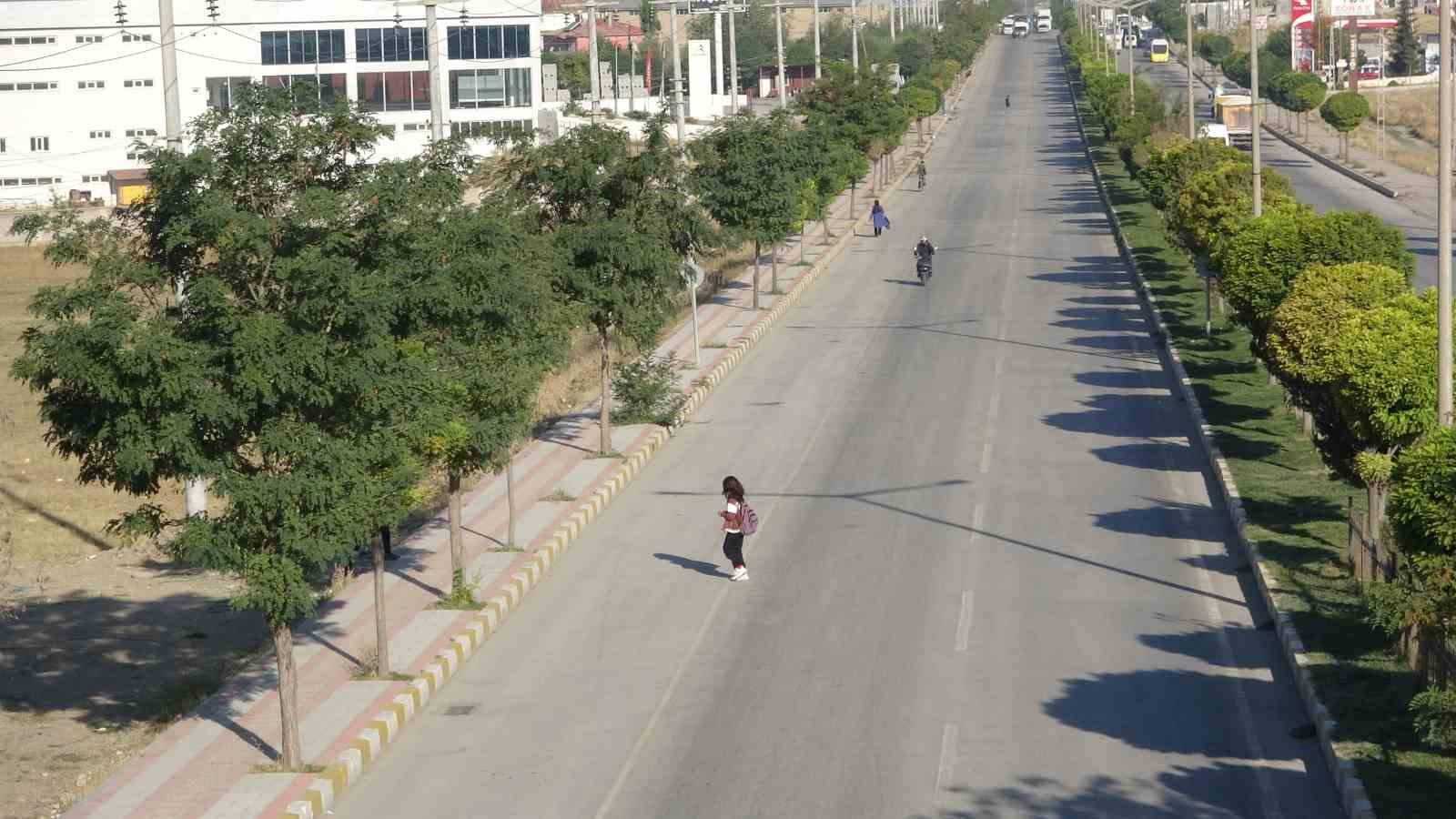 Vanlı öğrenciler mahallelerine okul istiyor