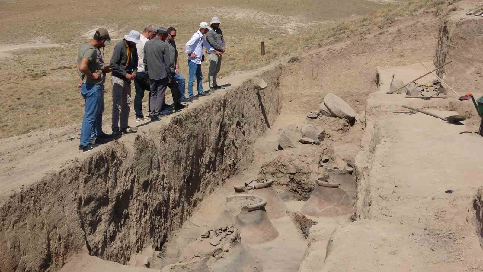 Garibin Tepe’deki kazılarda 2 bin 700 yıllık pithoslar bulundu