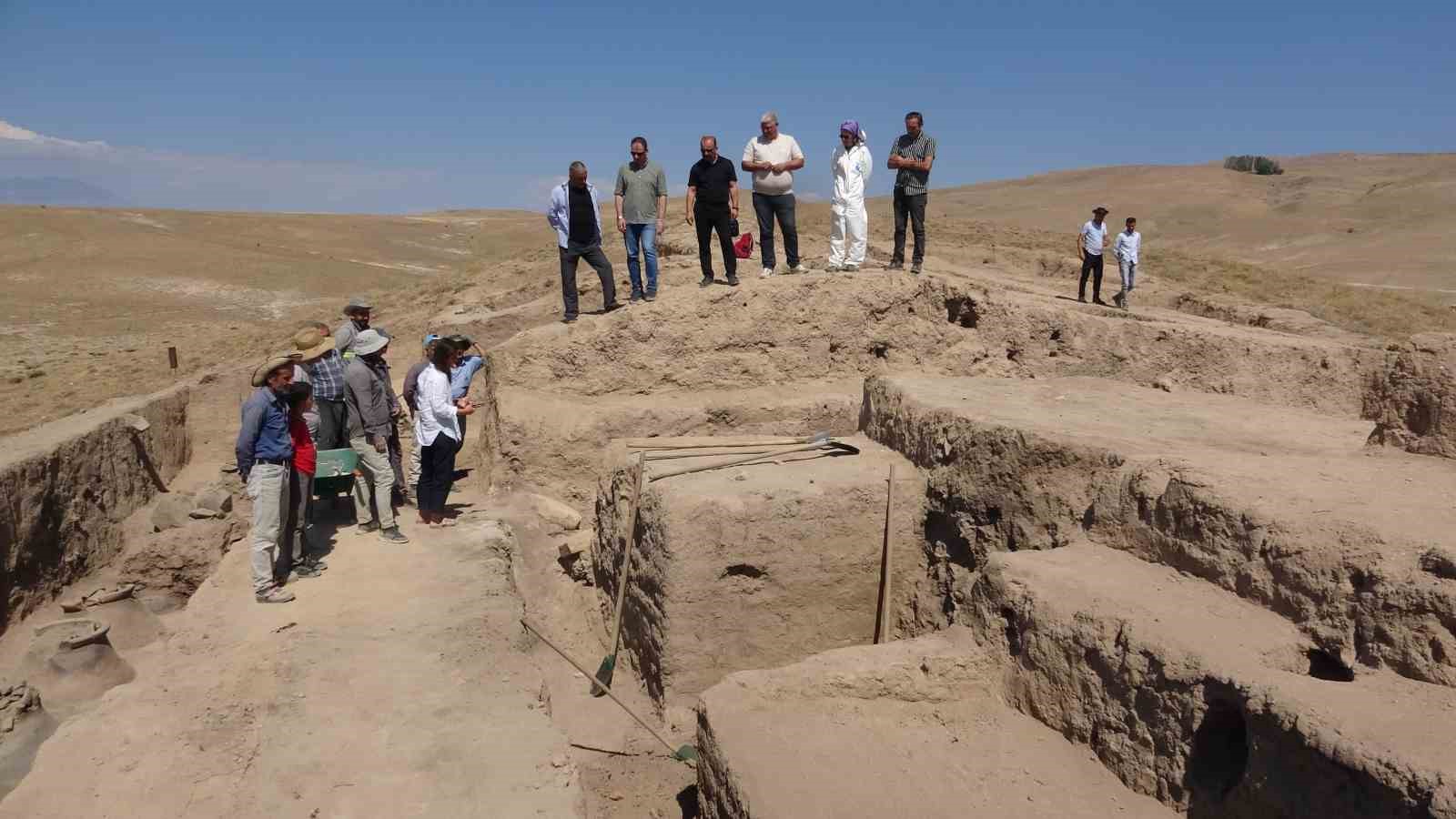 Garibin Tepe’deki kazılarda 2 bin 700 yıllık pithoslar bulundu
