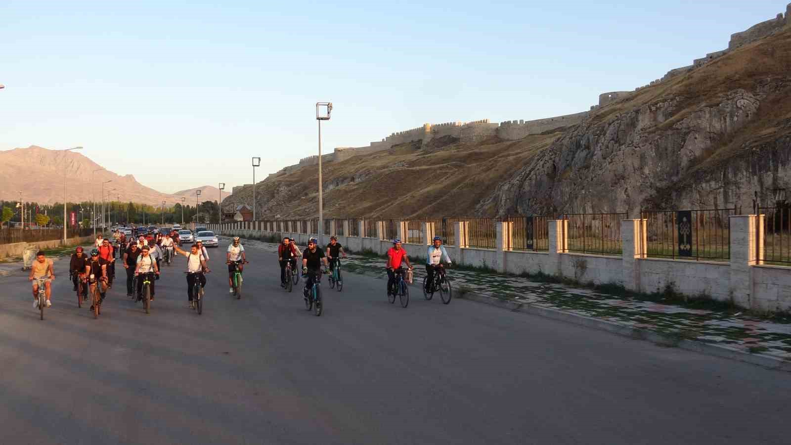 Van’da bisikletliler sağlıklı yaşam için pedal çevirdi