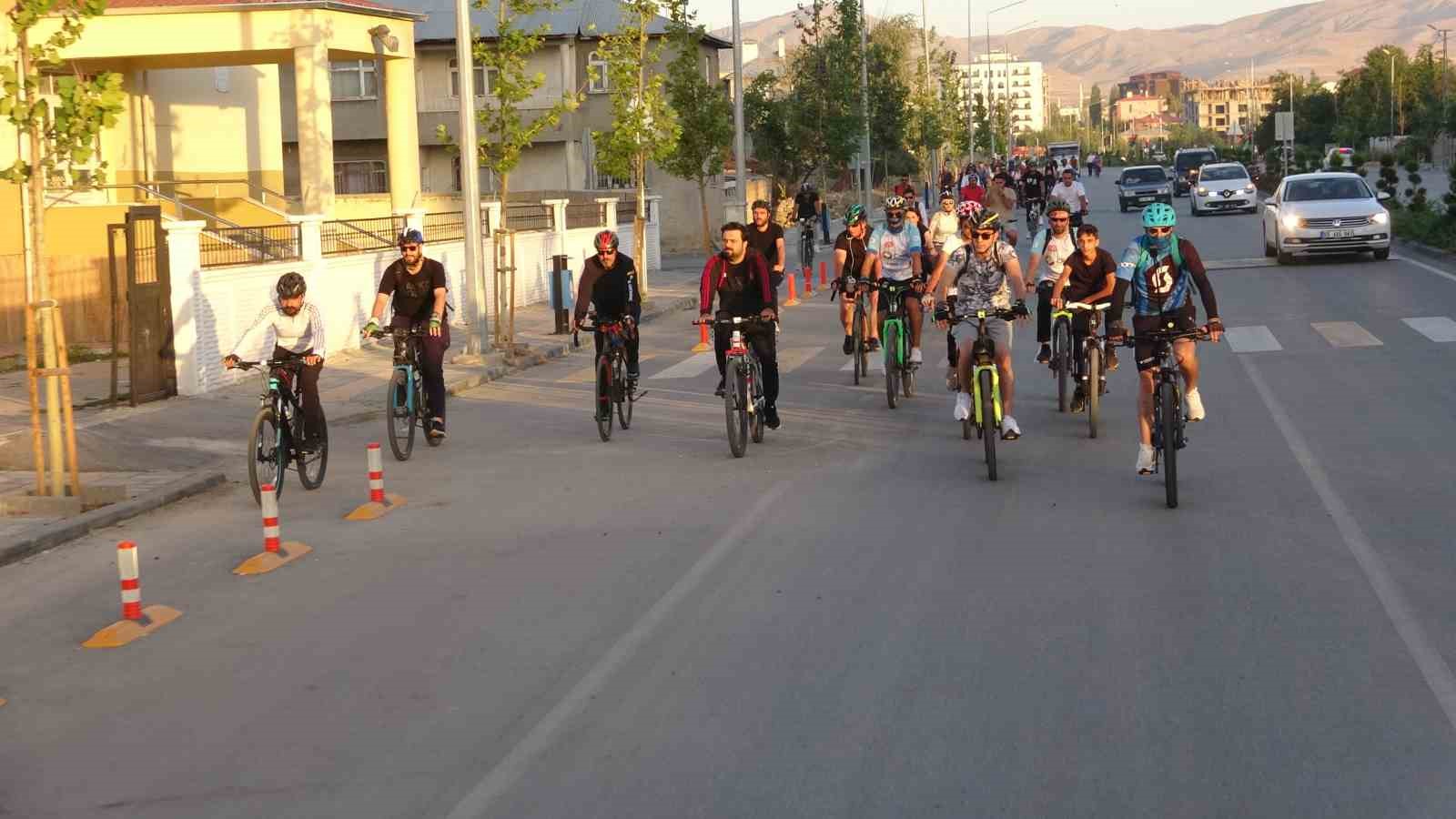 Van’da bisikletliler sağlıklı yaşam için pedal çevirdi