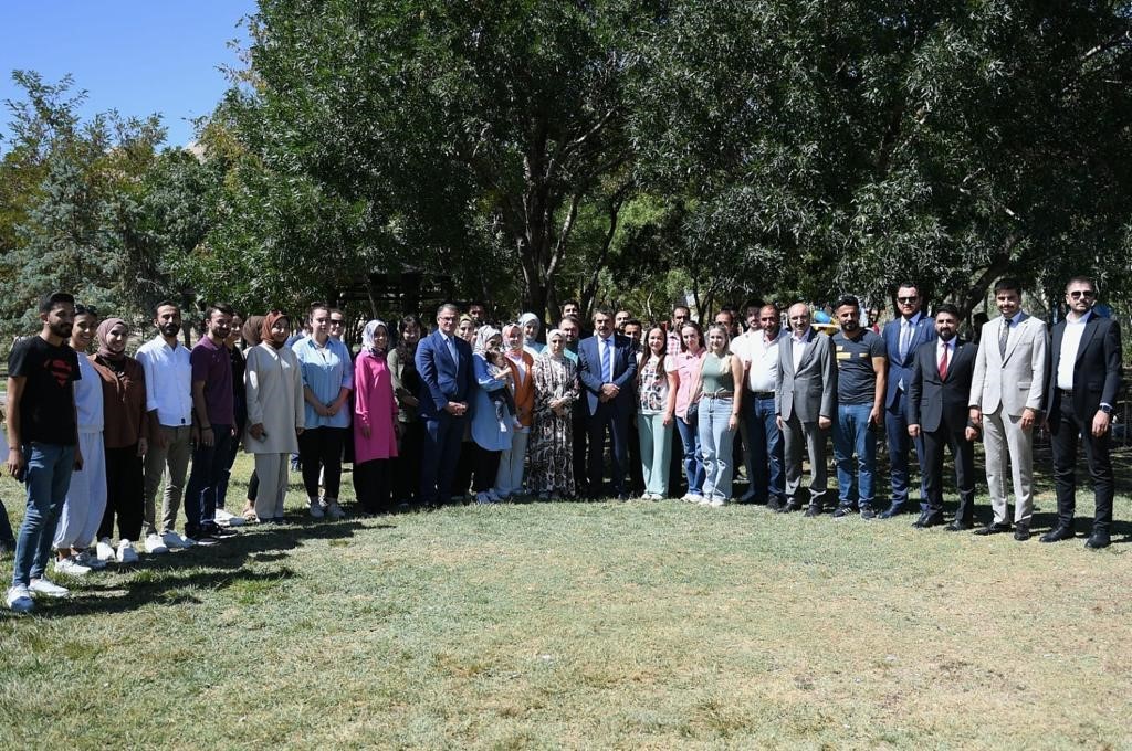Bakan Tekin öğretmenlerle bir araya geldi