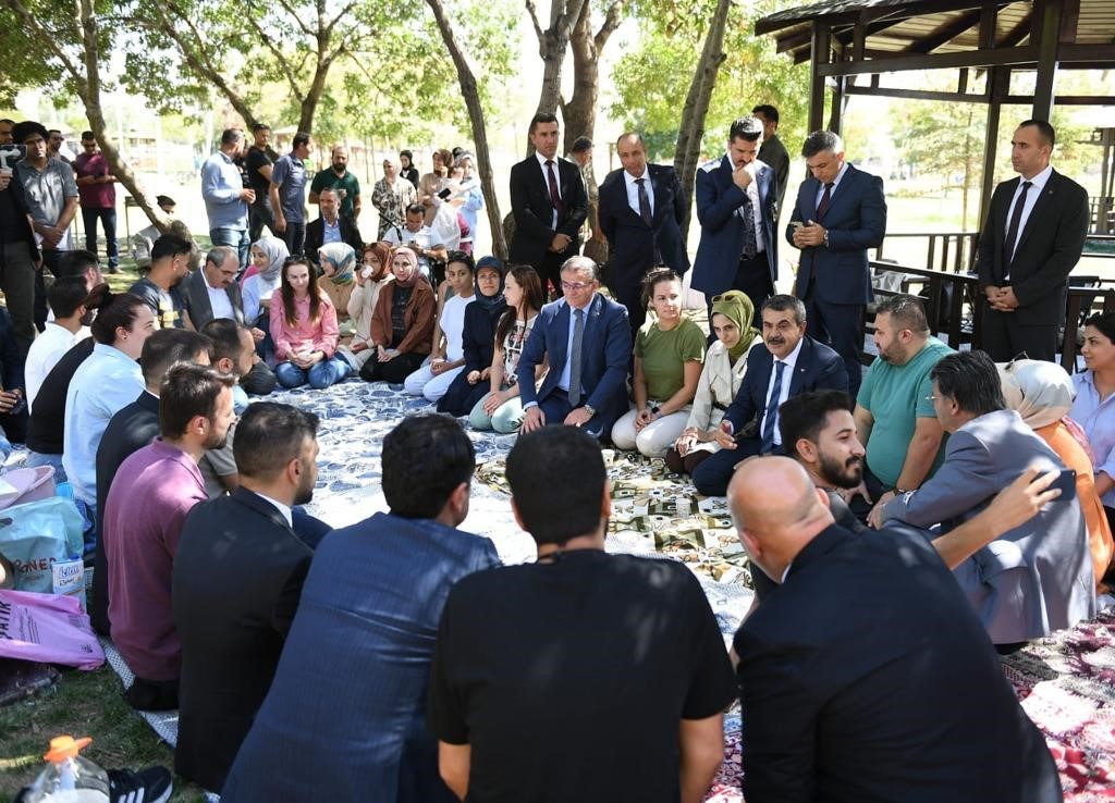 Bakan Tekin öğretmenlerle bir araya geldi