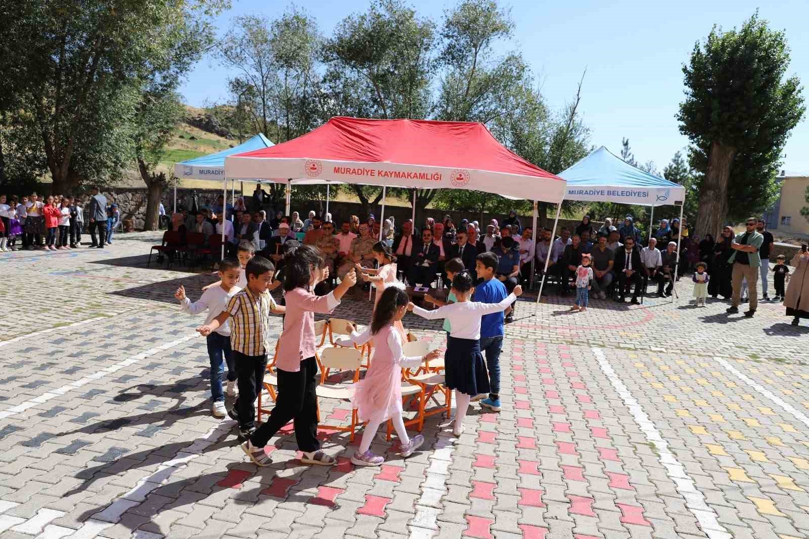 Muradiye’de ’İlköğretim haftası’ tüm okullarda coşku ile kutlandı